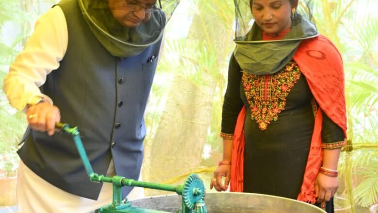 ​कृषि मंत्री गणेश जोशी ने अपने आवास पर निकाला शहद; बोले- 90% तक अनुदान देकर मधुमक्खी पालन को बढ़ावा दे रही सरकार