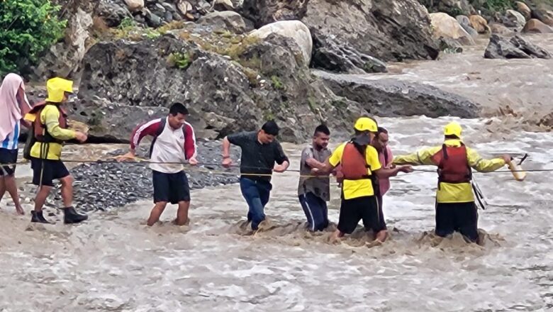 देहरादून: गुच्चूपानी में अचानक बढ़ा नदी का जलस्तर, टापू पर फंसे 7 पर्यटकों का SDRF ने किया सफल रेस्क्यू