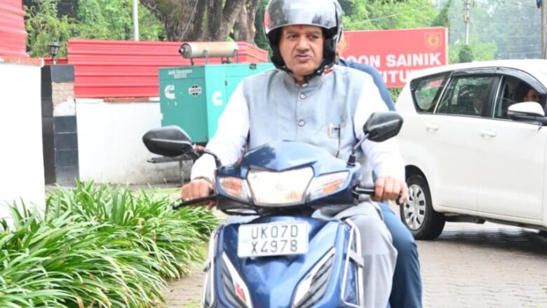 पीएम मोदी के आह्वान पर कृषि मंत्री गणेश जोशी की नई पहल, दोपहिया वाहन से पहुंचे कैंप कार्यालय।