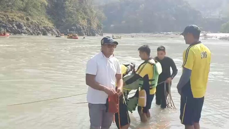 ऋषिकेश में बड़ा हादसा: शिवपुरी के नमामि गंगे घाट पर डूबा राजस्थान का युवक, SDRF का सर्च ऑपरेशन जारी