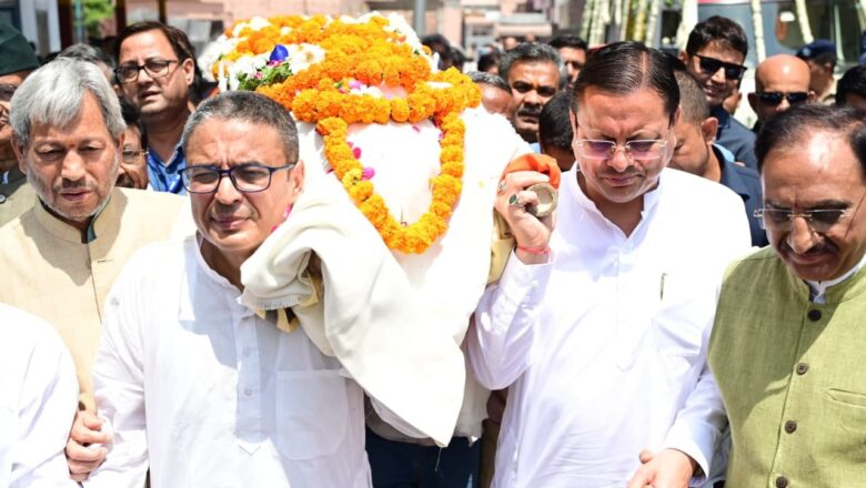 शोक में डूबा उत्तराखंड: भाजपा कार्यालय पहुंचे मेजर जनरल खंडूड़ी के पार्थिव शरीर को सीएम धामी और दिग्गजों ने दी श्रद्धांजलि।