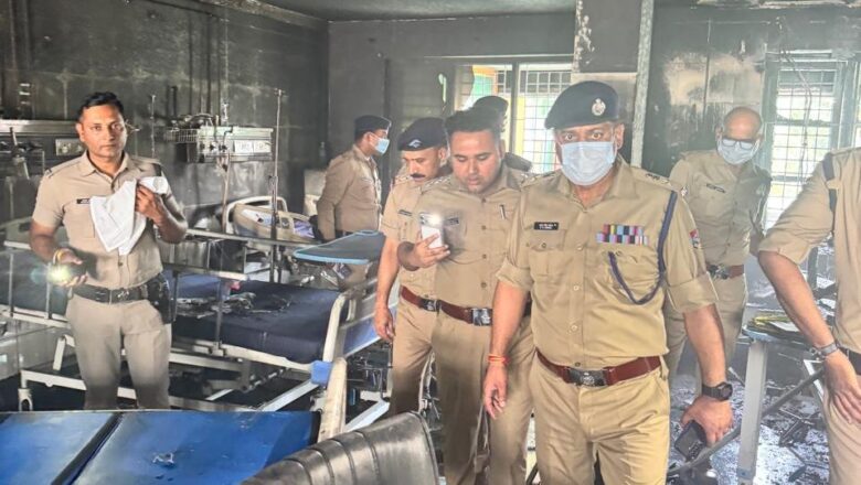 देहरादून में बड़ा हादसा: अस्पताल के ICU में AC ब्लास्ट, धुएं के बीच देवदूत बनी पुलिस; 1 बुजुर्ग महिला की मौत, कई घायल