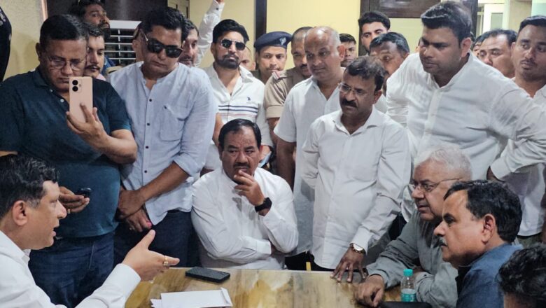 एमडीडीए कॉलोनी चंदर रोड डालनवाला की समस्याओं को लेकर पूर्व मंत्री डॉ. हरक सिंह रावत के नेतृत्व में सौंपा गया ज्ञापन