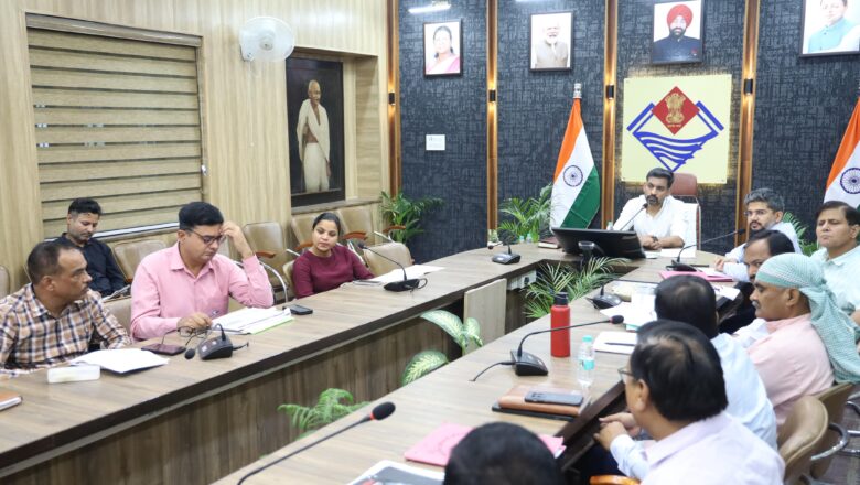 गंगा संरक्षण एवं स्वच्छता कार्यों में लापरवाही बर्दाश्त नहीं, प्रजेंटेशन में ही न ही बल्कि धरातल पर दिखें सकरात्मक परिणामः डीएम