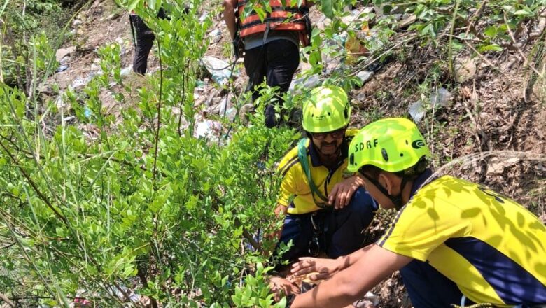 देवप्रयाग में भीषण सड़क हादसा: अनियंत्रित होकर गंगा नदी में समाई कार, 2 पर्यटकों की मौत, 5 लापता