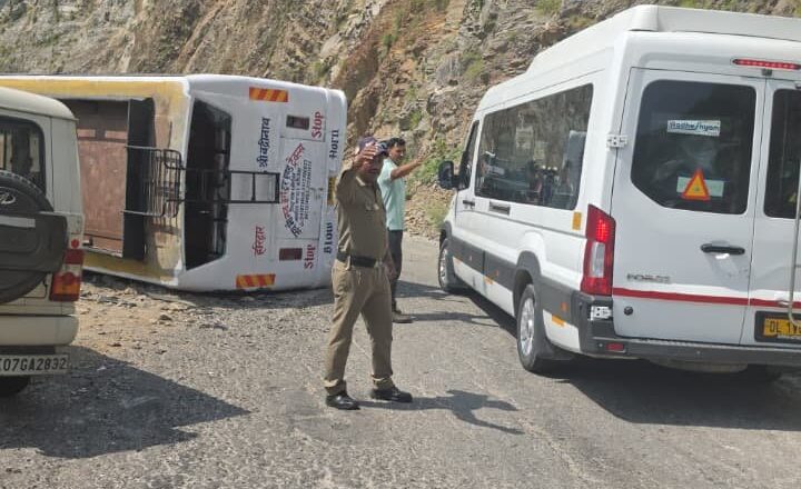ऋषिकेश-बदरीनाथ हाईवे पर बड़ा हादसा: 39 यात्रियों से भरी बस पलटी, सभी सुरक्षित