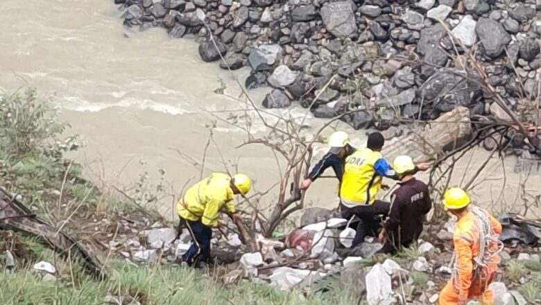 चमोली हादसा: हेलंग के पास 200 मीटर गहरी खाई में गिरा ट्रक, नेपाली मूल के चालक की मौत; SDRF ने निकाला शव