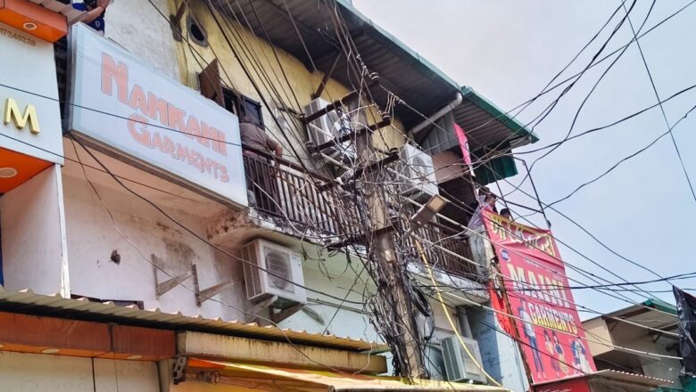 ​देहरादून: पलटन बाजार के कपड़ा गोदाम में लगी भीषण आग, मची अफरा-तफरी; 4 दमकल वाहनों ने पाया काबू