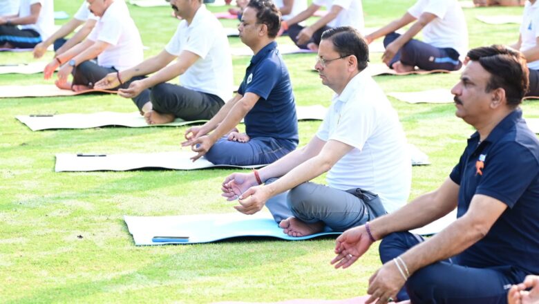 अंतरराष्ट्रीय योग दिवस: मुख्यमंत्री ने आवास पर अधिकारियों संग किया योगाभ्यास, योग को दिनचर्या का हिस्सा बनाने का किया आह्वान