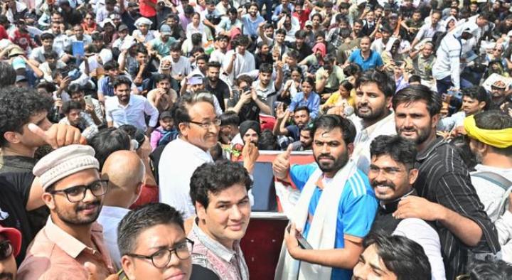 जंतर मंतर पर गरजा ‘कॉकroach जनता पार्टी’ का प्रदर्शन: सोनम वांगचुक शामिल, शिक्षा मंत्री धर्मेंद्र प्रधान के इस्तीफे की मांग
