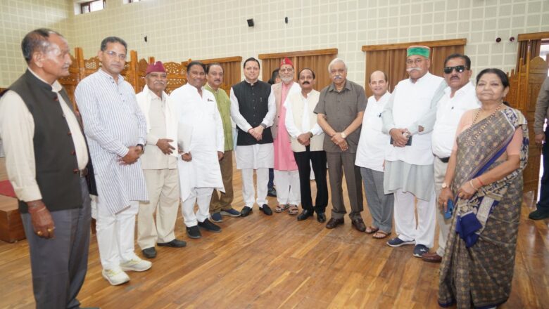 मुख्यमंत्री से पूर्व विधायकों ने की शिष्टाचार भेंट, सर्वाधिक कार्यकाल के लिए दी बधाई