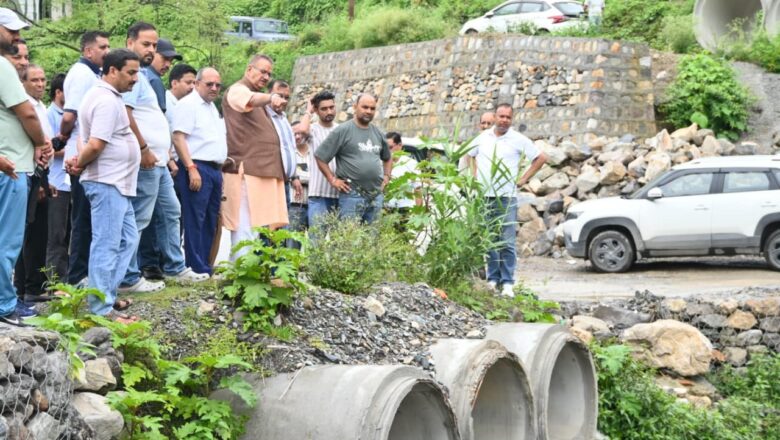 संवेदनशील क्षेत्रों का दौरा कर कैबिनेट मंत्री गणेश जोशी ने सुरक्षात्मक कार्यों का जायजा लिया