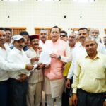 मुख्यमंत्री ने जन समस्याओं के त्वरित एवं समयबद्ध समाधान के दिए निर्देश,मुख्यमंत्री कैंप कार्यालय स्थित मुख्य सेवक सदन में विभिन्न क्षेत्रों से आए लोगों की सुनी समस्याएं