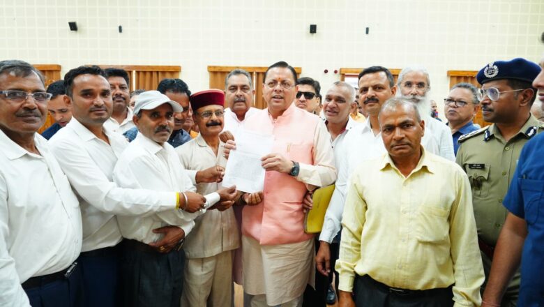 मुख्यमंत्री ने जन समस्याओं के त्वरित एवं समयबद्ध समाधान के दिए निर्देश,मुख्यमंत्री कैंप कार्यालय स्थित मुख्य सेवक सदन में विभिन्न क्षेत्रों से आए लोगों की सुनी समस्याएं