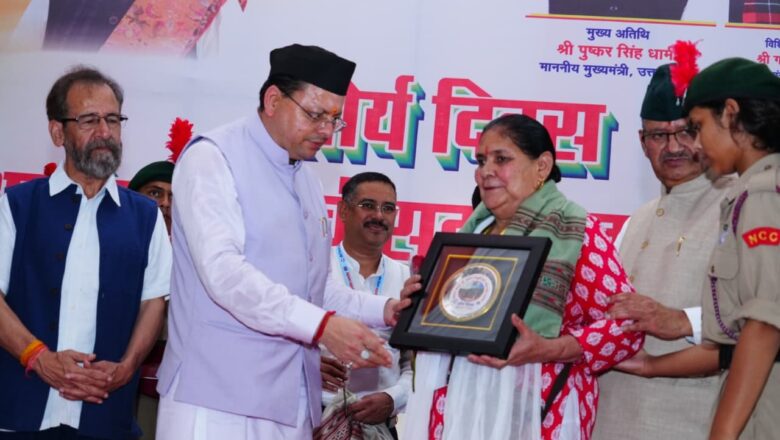 मुख्यमंत्री ने कारगिल विजय दिवस पर शहीद स्मारक पर पुष्पचक्र अर्पित कर कारगिल के अमर शहीदों को भावभीनी श्रद्धांजलि दी,परमवीर चक्र से सम्मानित वीरों के लिए अनुग्रह राशि डेढ़ करोड़ से बढ़ाकर 2 करोड़ की जाएगी – मुख्यमंत्री