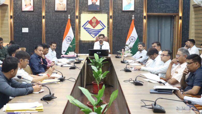 जिलाधिकारी डॉ. आशीष चौहान ने विभागीय कार्यों की समीक्षा कर दिए समयबद्ध एवं प्रभावी क्रियान्वयन के निर्देश