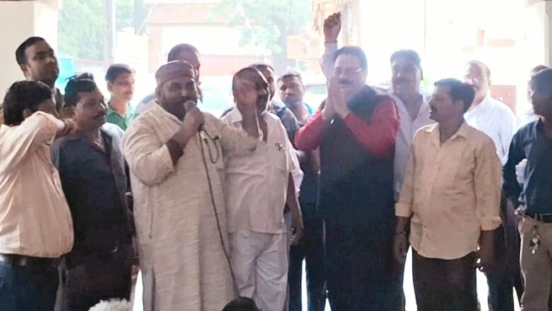 अशोक वर्मा ने सफाई कर्मचारी यूनियन के धरना स्थल पर पहुंचकर किया संबोधित   वार्ता से समस्याओं के समाधान पर दिया बल