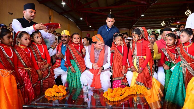 देवीधुरा में फलों-फूलों से बरसी बग्वाल, ऐतिहासिक पाषाण युद्ध के साक्षी बने लाखों श्रद्धालु