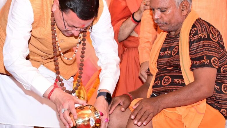 पुष्पवर्षा और चरण प्रक्षालन के साथ देवभूमि ने किया शिवभक्त कांवड़ियों का अभिनंदन,मुख्यमंत्री ने स्वास्थ्य सेवा शिविर का किया शुभारंभ, श्रद्धालुओं को अपने हाथों से परोसा भोजन