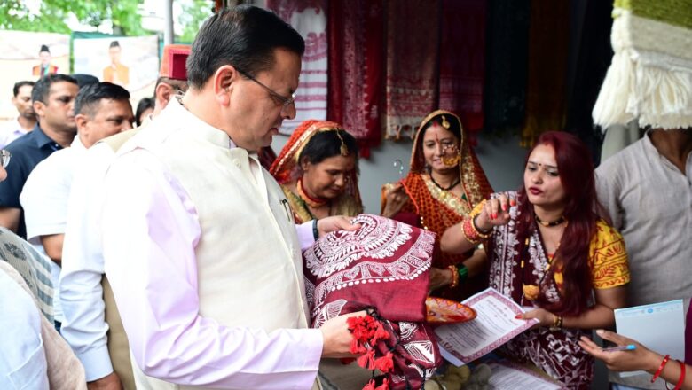 राष्ट्रीय हथकरघा दिवस पर मुख्यमंत्री धामी ने उत्कृष्ट बुनकरों और हस्तशिल्प कारीगरों को किया सम्मानित