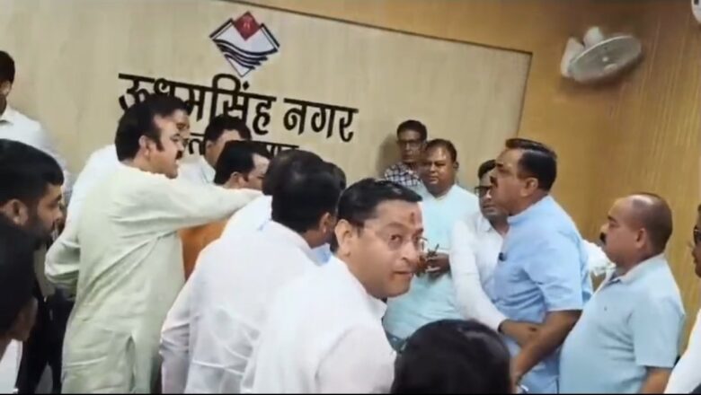 रुद्रपुर कलेक्ट्रेट में SIR बैठक के दौरान भारी हंगामा, भाजपा नेताओं ने शुरू किया धरना