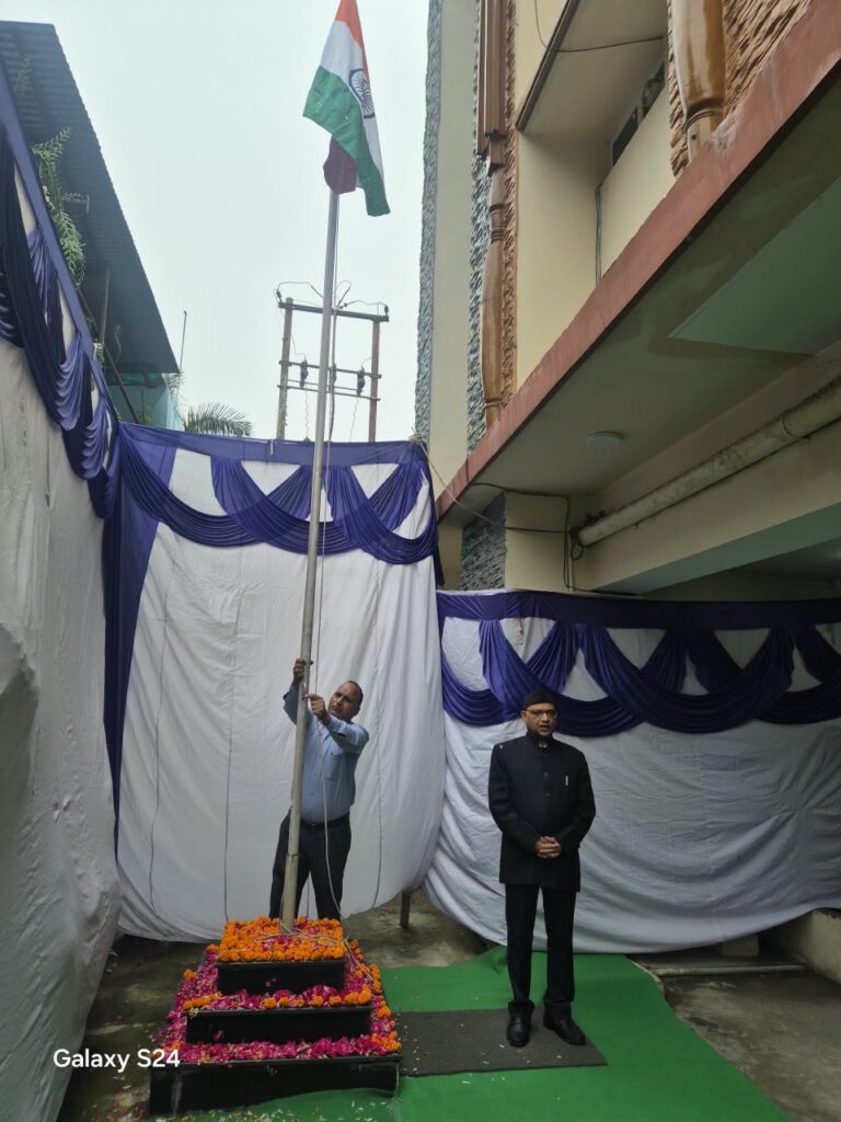 स्वतंत्रता सेनानियों के बलिदान को किया नमन, अधिकारियों-कर्मचारियों से ईमानदारी एवं निष्ठा से कर्तव्यों के निर्वहन का आह्वान