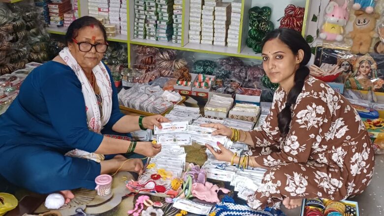 एनआरएलएम से जुड़ी ग्रामीण महिलाएं राखी निर्माण से कर रहीं अच्छा कारोबार, दून के माॅल और सचिवालय में लगेंगे स्टाॅल