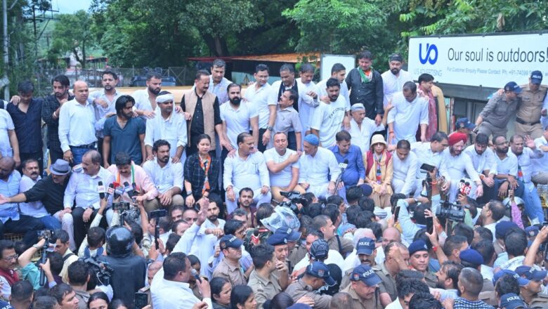 हल्द्वानी के ‘शुद्धिकरण’ के खिलाफ कांग्रेस का हल्ला बोल, मुख्यमंत्री आवास कूच में उमड़ा जनसैलाब