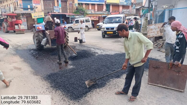 सीएम धामी की सख्ती के बाद फील्ड में उतरीं टीमें, पहाड़ से मैदान तक चल रहा मरम्मत अभियान; तय समयसीमा के बाद खुद सड़कों का जायजा लेंगे मुख्यमंत्री