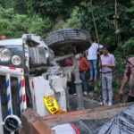 मसूरी-देहरादून मार्ग पर पलटी बस: 2 घंटे ठप रहा यातायात, आपदा प्रबंधन के दावों की खुली पोल