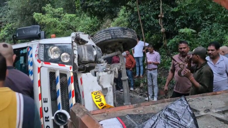 मसूरी-देहरादून मार्ग पर पलटी बस: 2 घंटे ठप रहा यातायात, आपदा प्रबंधन के दावों की खुली पोल