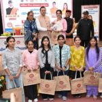 अंतरराष्ट्रीय  बालिका दिवस पर 149 मेधावी बेटियों को CM धामी ने दिए स्मार्टफोन