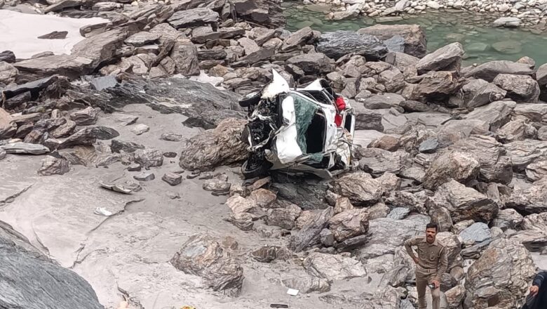 देवप्रयाग के पास दर्दनाक सड़क हादसा: नदी किनारे 150 मीटर नीचे गिरी कार, दो की मौत, तीन घायल