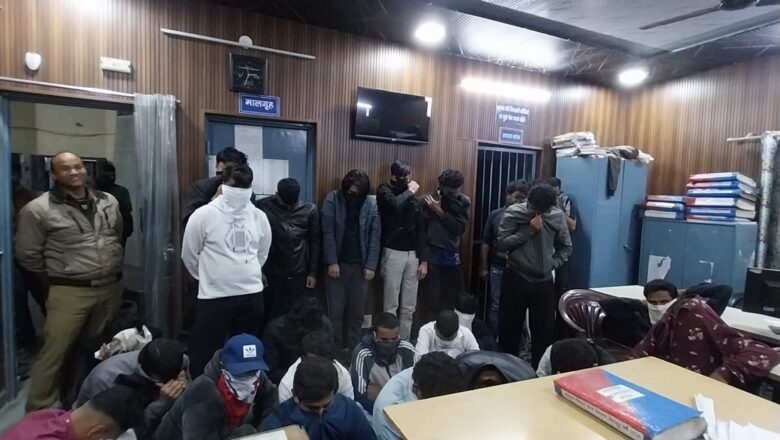 देहरादून में दून पुलिस का ‘ऑपरेशन नाईट स्ट्राइक’: देर रात हुड़दंगियों और नियम तोड़ने वालों पर कसा शिकंजा, 17 गिरफ्तार