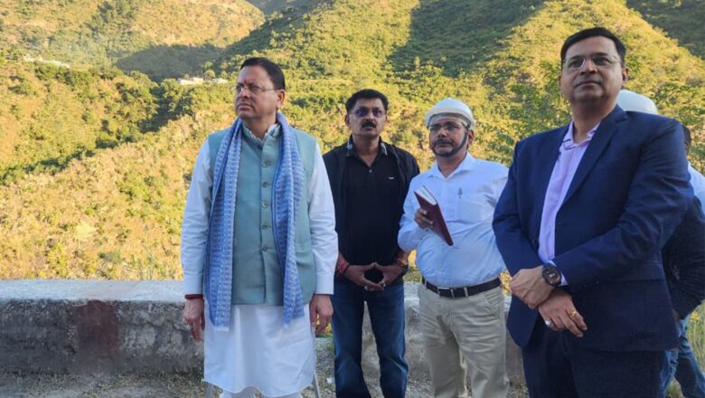 श्रीनगर से सड़क मार्ग से देहरादून लौटते हुए मुख्यमंत्री धामी ने किया राष्ट्रीय राजमार्ग का स्थलीय निरीक्षण
