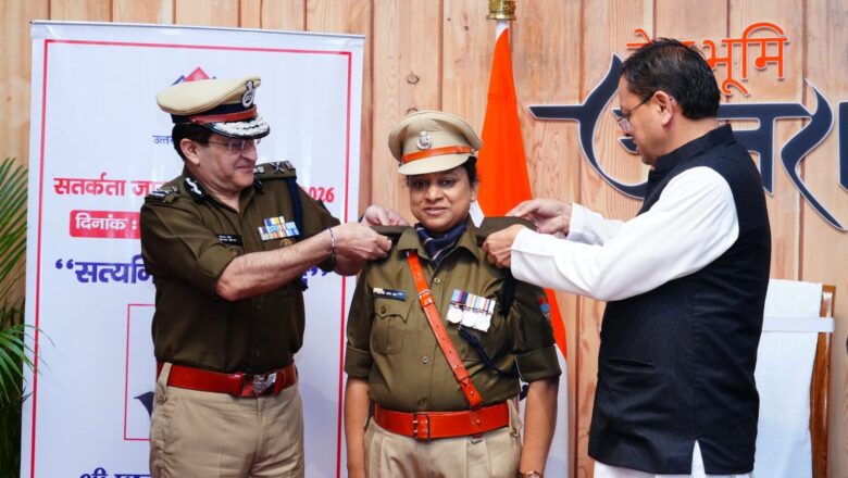मुख्यमंत्री ने उत्तराखण्ड पुलिस के नवीन गौरव चिह्नों का किया अनावरण